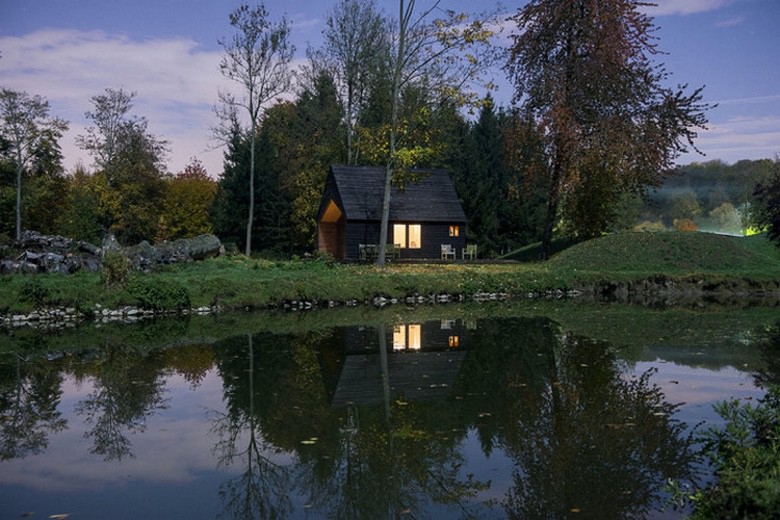 Architect Designs and Builds a Cabin Getaway for His Father (1)