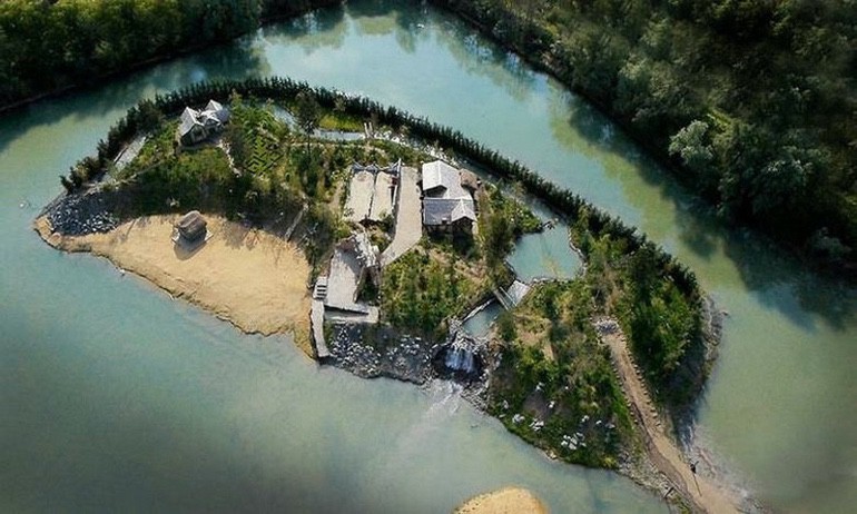 Rich Guy has a Pirate-Themed Island Built on His Estate (1)