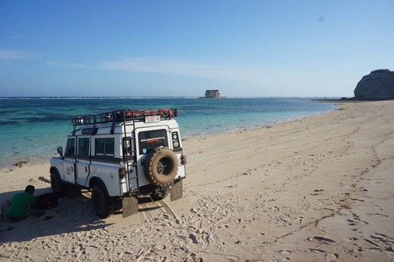 Suburban Men Afternoon Drive: Off-Road Adventures 4x4 Jeep Toyota Land Rover